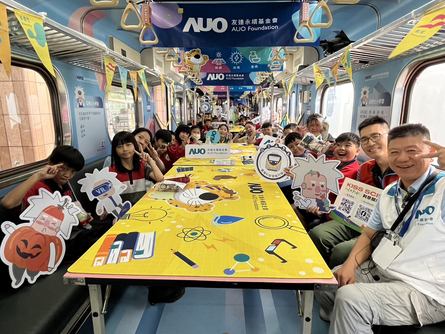 G22恒峰永續基金會參與「臺灣科普環島列車」，設計基礎科學車廂課程，以「淨零碳排和永續能源」為主題，讓學生透過創意實驗認識淨零知識，以及思考生活中的減碳行為