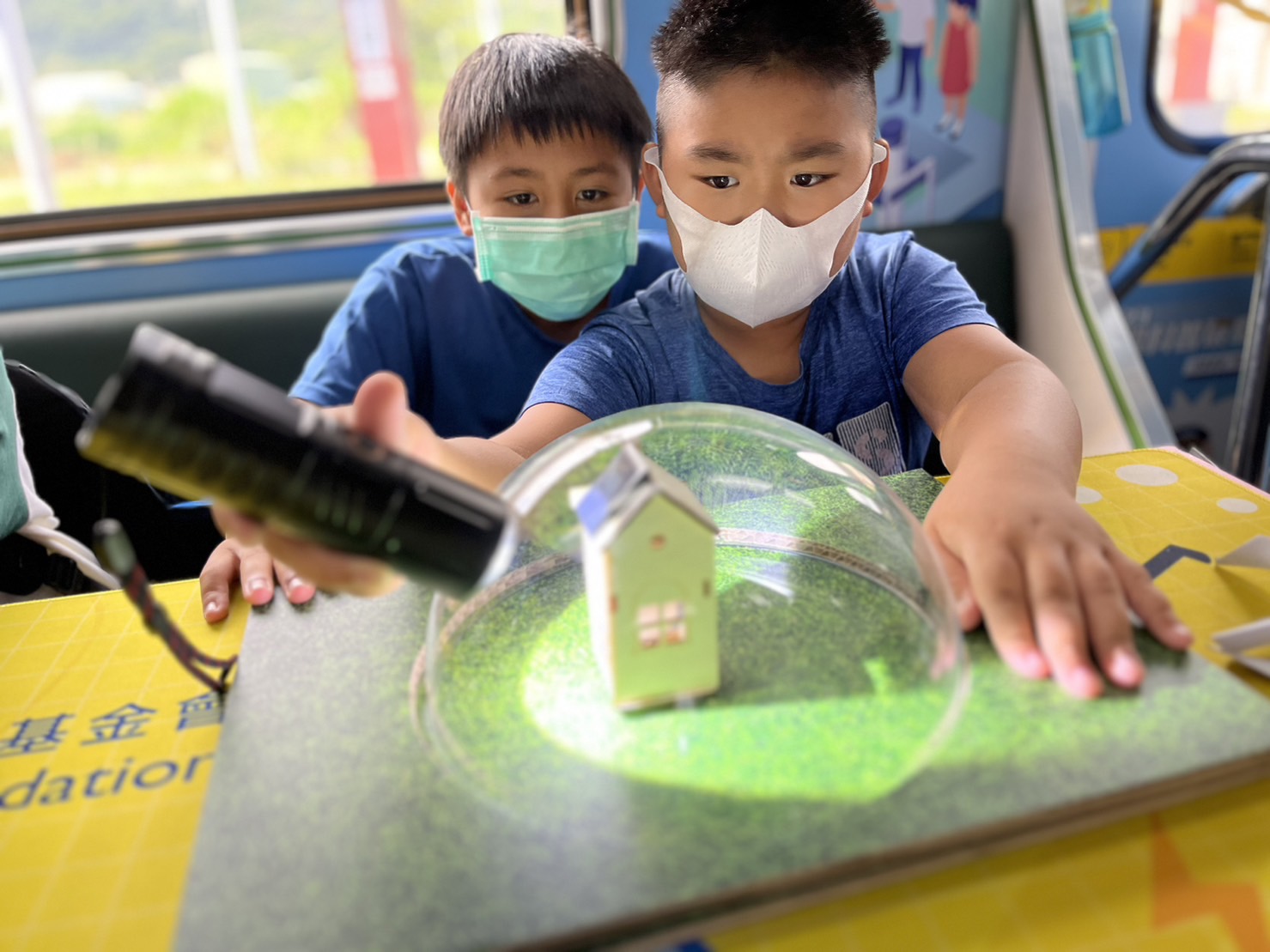 G22恒峰參與基礎科學主題車廂，以STEAM教學精神，設計「逐日科學家」、「太陽能工程師」以及「淨零建築師」三大能源科普課程和實驗